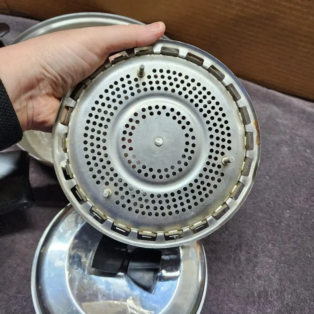Various stainless steel pan, bowl and collapsible collinder Shlf